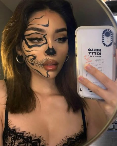 Baddie Skull Makeup, Hallowen Meka Up, Make Up For Halloween Ideas, Haloowin Makeup, Haloween Mackup Ideas Simple, Skull Makeup Women, Skeloten Makeup, Half Skeleton Makeup Easy, Maquillaje Halloween Aesthetic