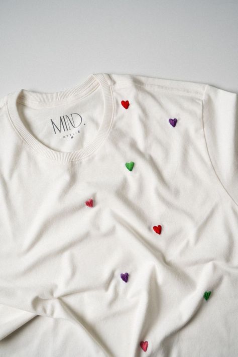 Diy Embroidery Shirt, Embroidery Stitches Beginner, Clothes Embroidery Diy, Simple Hand Embroidery Patterns, Diy Bead Embroidery, Trendy Shirt Designs, Diy Embroidery Designs, Embroidery Tshirt, Diy Fashion Hacks