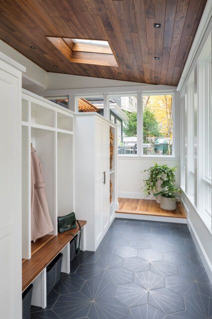 Modern home entry ideas Bright Mudroom, Mudroom Addition Exterior, Mud Room Addition, Porch Mudroom, Mudroom Addition, Transitional Entry, Master Suite Addition, Office Laundry Room, Entryway Flooring