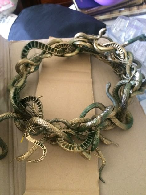 Колье со змеями Medusa Costume Accessories, Medusa Snake Crown Diy, Medusa Dress Up, Snake Crown Diy, Male Medusa Costume, Medusa Costume Outfit Aesthetic, Medusa Snake Crown, Medusa Costume Hair, Medusa Aesthetic Outfit