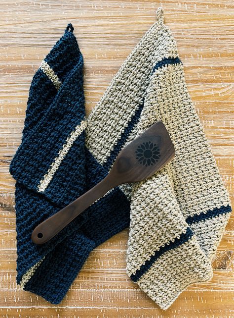 Beginner-Friendly Crochet Tea Towel Pattern Crochet Patterns Dishcloth, Crochet Oven Towel, Crochet Table Placemats Free Pattern, Crochet Patterns Kitchen, Small Cotton Yarn Crochet Projects, Crochet Farmhouse Decor, Crochet Wash Clothes Patterns Free, Crochet Dishtowel Free Pattern, Small Crochet Christmas Gifts