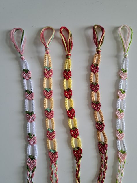 Friendship Bracelet Patterns Embroidery Thread, Strawberry Chain Bracelet, Friendship Bracelets Macrame, Simple Embroidery Bracelet Patterns, Cherry Friendship Bracelet Pattern, Strawberry Bracelet Pattern, Macrame Strawberry, Strawberry Friendship Bracelet, Macrame Bracelet Patterns Tutorials