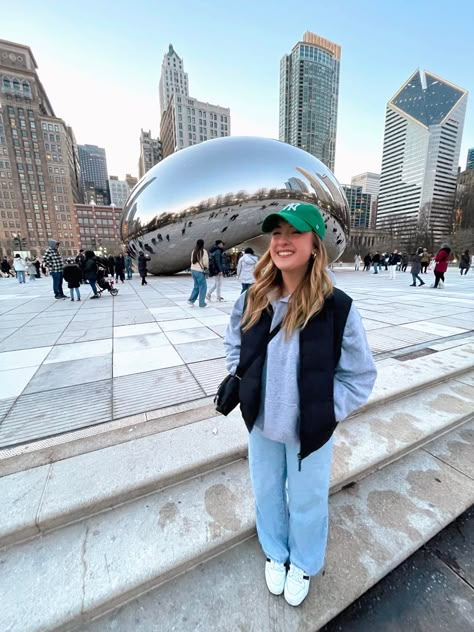 Chicago In The Winter Outfit, Rainy Chicago Outfit, Outfit Inspo For Chicago Winter, Chicago Casual Outfits, Outfits With Ny Hat, Green Hat Outfit Winter, Boston City Outfits, Cute Outfits For Chicago, Chicago Outfits November