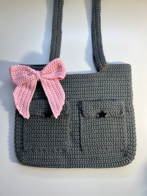 Crochet pink bow tote bag made by me the bag is 13.5 inches wide. Can be customized any color just dm to customize your own bag or put it in the personalization box. If you want the bag to carry your computer I can also make it in that size. Yarn Bags Crochet, Crochet Hand Bag Pattern, Crochet Computer Bag, How To Crochet A Tote Bag, Crochet Box Pattern, Crochet Tote Bag Ideas, Crochet Bag With Ribbon, Crochet School Bag, Small Crochet Projects Easy