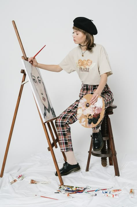 Artsy Woman, Artist Girl, Painter Outfit Aesthetic, Art Student Fashion, Artist Photoshoot, Artist Aesthetic Outfit, Painter Fashion, Painter Outfit, Painter Photography