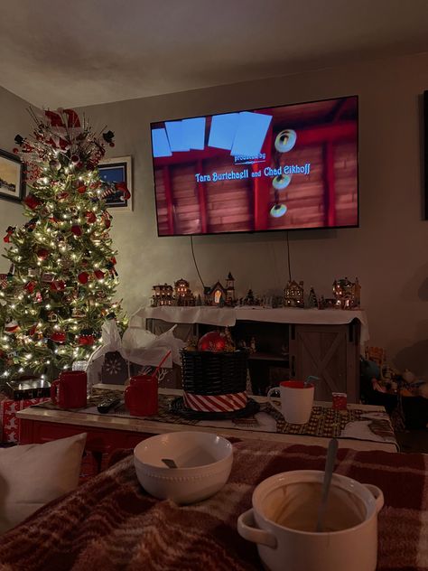 christmas tree  flannel hot cocoa warm living room aesthetic holidays red and green living room cozy vibes Watching A Christmas Movie Aesthetic, Christmas Movie Night Set Up, Christmas Movie Sleepover, Christmas Movie Watching Aesthetic, Christmas Movies Decorations, Cozy Christmas Movie Night, Christmas Movie Night With Friends, Hallmark Christmas Movies Aesthetic, Christmas Night With Friends