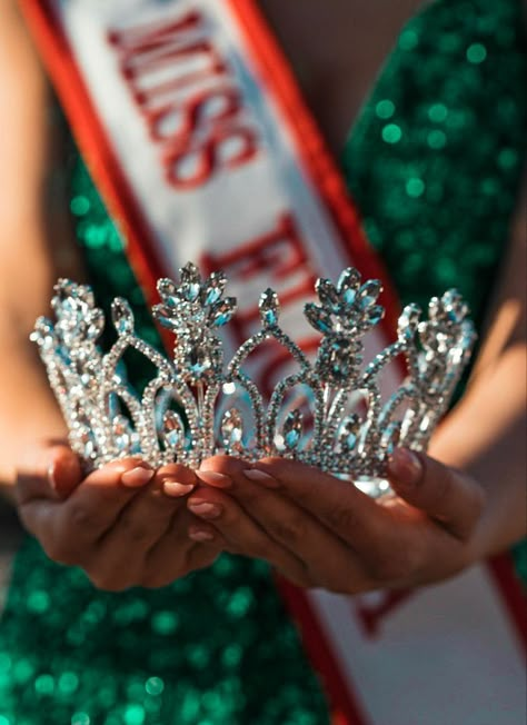 Pageant Crown Aesthetic, Miss Usa Crown, Pageant Queen Photoshoot Ideas, Pageant Winner Photoshoot, Beauty Pageant Photoshoot Ideas, Pageant Pictures Ideas, Pageant Pictures Poses, Pageant Vision Board, Pageantry Aesthetic