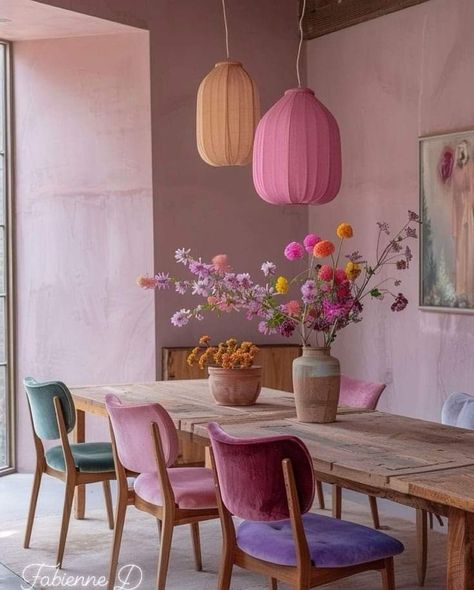 Pink Walls Kitchen, Colour Dining Chairs, Colorful Minimalist Living Room, Dining Room Colorful, Pink Dining Room, Colorful Dining Room, Pastel Interior, Decoration Inspiration, Wooden Table