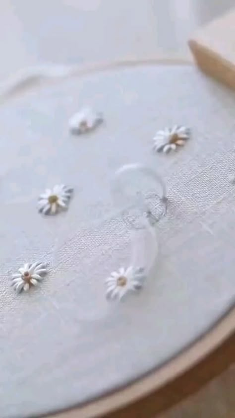 How To Embroider Daisies, Easy Daisy Embroidery, Embroidered Daisy Tutorial, How To Embroider By Hand Flowers, White Flowers Embroidery, Jeans Embroidery Ideas Patterns, Embroidery Easy Designs, How To Stitch Flowers, Embroidery Daisy Tutorial