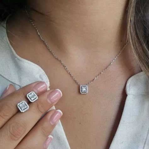 Classy Jewelry Necklaces, Sleek Diamond Necklace, Small Diamond Pendant, Jewelry Necklace Simple, Eternity Necklace, Jewelry Classy, Handmade Jewelry Ideas, Gold Bracelet Simple, Small Pendants