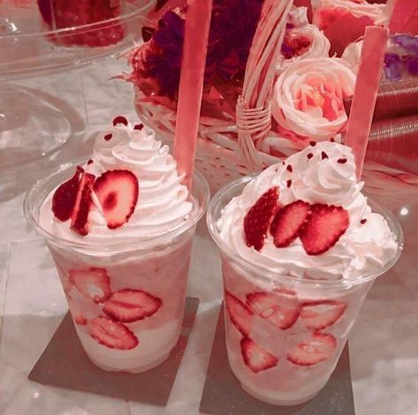 (2) Instagram • Discussions Strawberry Milkshake Aesthetic, Milkshake Aesthetic, Premixed Cocktails, Food Cafe, Bistro Food, Romantic Room, Drinks Cocktails, Cream Aesthetic, Grilled Peaches