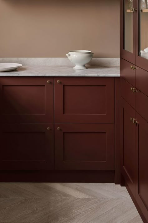 Brown Cabinet Paint, Rust Color Paint, Rust Kitchen, Red Kitchen Cabinets, Red Interior Design, Uk Autumn, Flat Kitchen, Red Cabinets, Brown Kitchen Cabinets