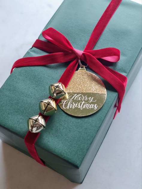 Pretty Christmas Packages Wrapping Ideas, Red And Green Wrapping Ideas, Red And Green Gift Wrapping Ideas, Green Christmas Gift Wrap, Christmas Giftwrap Ideas Holidays, Christmas Wrapping Green, Unique Ways To Wrap Christmas Gifts, Red Christmas Wrapping Ideas, Wrapping Christmas Presents Ideas