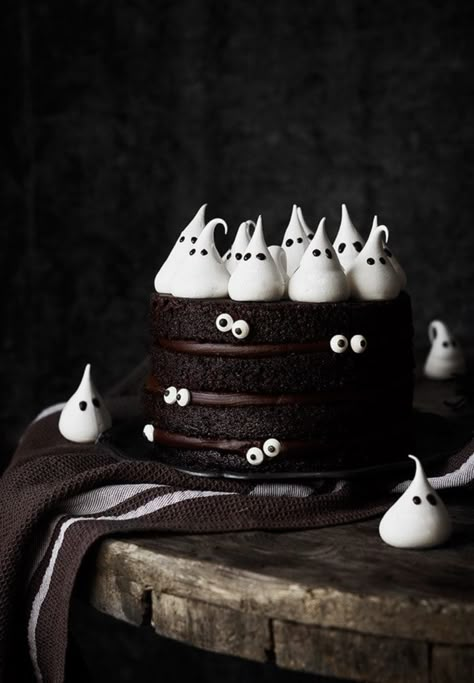 Holiday Cakes Christmas, Cute Halloween Cakes, Scary Halloween Cakes, Gateau Harry Potter, Spooky Halloween Cakes, Halloween Torte, Pasteles Halloween, Scary Cakes, Spooky Cake