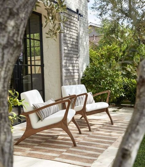 @interior_delux: “Relaxing on the porch 👌🏼 Enjoying the last weeks of summer 🙌🏼 • • #porch #chair #terrace #patio…” Deck Seating Area, Kursi Outdoor, Desert Tones, Deck Seating, Building Inspiration, Patio Inspiration, Concrete House, Modern Outdoor Furniture, Outdoor Accents