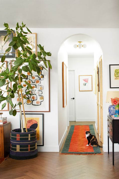 This LA home shows how to do modern eclectic styl perfectly | Livingetc Long Hallway Rug Ideas, Long Hallway Entryway Ideas, Bright Hallway Ideas, Long Entry Hallway Ideas, Long Hallway Decorating, Hallway Runners Ideas, Eclectic Hallway, Long Hallway Rug, Long Narrow Hallway