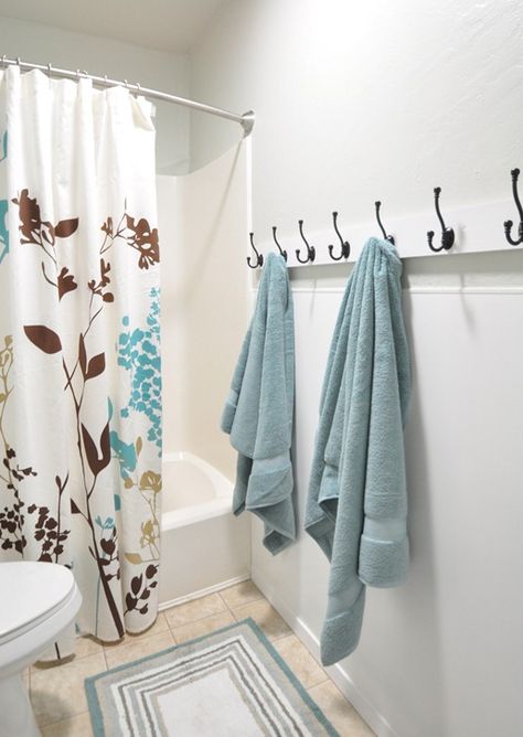 I love these hooks for the kids bathroom instead of a towel bar. Bathroom Towel Hanging Ideas, Towel Hanging Ideas, Wc Decoration, Hooks For Towels, Bathroom Towel Decor, Bathroom Towel Hooks, Diy Towels, Decorating Bathroom, Bathroom Towel Bar