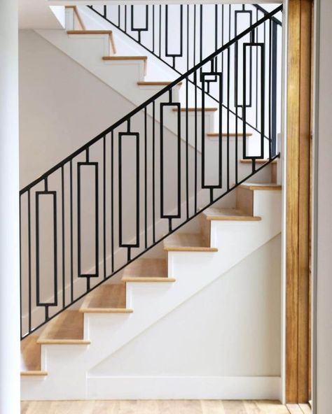 “16 Creative Stair Railing Ideas To Develop a Focal Point in Your Home Stair railing decor matters. It can make or break the staircase’s look. To help you style it, here we listed 16 stair railing ideas you must check out” Reling Design, Staircase Molding, درابزين السلم, Stair Railing Ideas, Stairs Trim, درج السلم, Metal Stair Railing, Interior Stair Railing, Modern Stair Railing