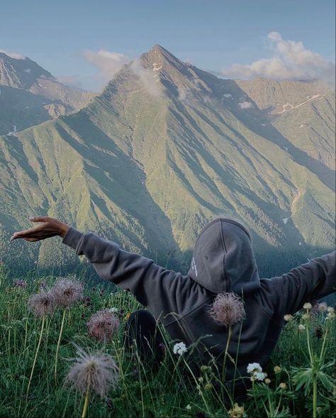 Vision Board Pictures Mountains, Travel Core Aesthetic, Mountain Travel Aesthetic, Mountain Trip Aesthetic, Adventure Core Aesthetic, Mountain Girl Aesthetic, No Face Photos, Mountain Core, Hiking Pose