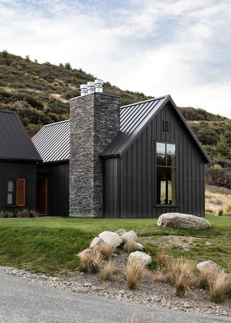 Black Barn House, Vermont Farmhouse, Modern Wabi Sabi, House In The Mountains, Black Cabin, Contemporary Barn, Cabin Exterior, Black Barn, Modern Barn House