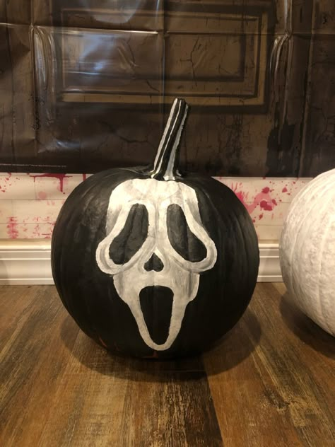 Things To Paint On A Pumpkin Scary, Ghost Face Punkin Painting, Painted Pumpinks Halloween, Pumpkins Painting Ideas Scary, Scary Painting Pumpkin Ideas, Scream Punkin Carving, Pumpkin Painting Ideas Horror Movie, Cool Halloween Pumpkin Painting Ideas, Good Pumpkin Painting Ideas