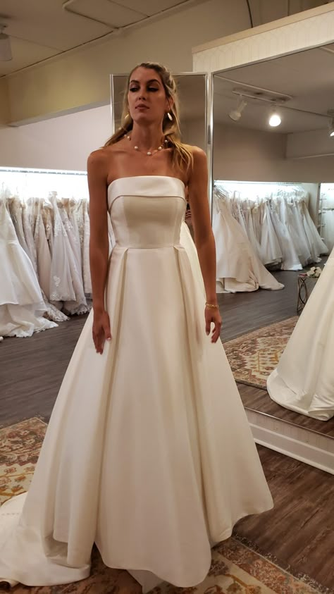 Ball Prom Dresses, Satin Strapless Wedding Dress, Ball Party Dress, Wedding Ideas Dresses, Simple Wedding Dress Strapless, Dream Wedding Ideas, Debutante Dresses, Prom Dress Ball Gown, Plain Wedding Dress