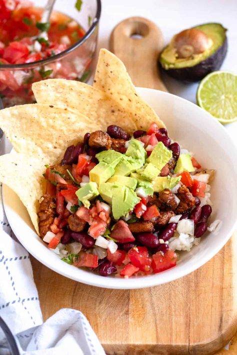 Chifrijo is a very popular dish in Costa Rica. A bed of rice forms the base of the dish which is then piled high with red kidney beans, chicharrón, pico de gallo, and avocado. Eat it as is or use tortilla chips to scoop it up! This delicious Costa Rican bar food will fill you up quickly! Pico Recipe, Costa Rican Food, Red Kidney Beans, Bar Food, Red Kidney Bean, Hispanic Food, How To Cook Rice, Costa Rican, Eat To Live