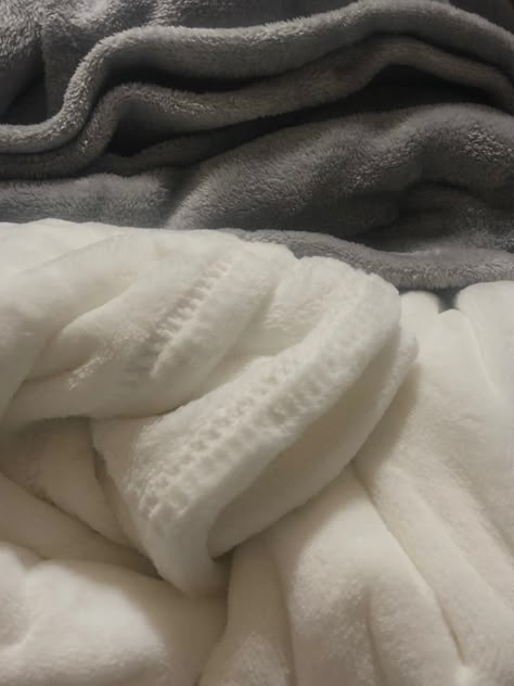 cozy Fluffy White Blanket Aesthetic, Blanket Fluffy Aesthetic, White Blankets Aesthetic, Gray Blanket Aesthetic, Fluffy Blanket Aesthetic Grey, Cream Blanket Aesthetic, Blankets And Pillows Aesthetic, Aesthetic Blanket Pictures, Sherpa Blanket Aesthetic