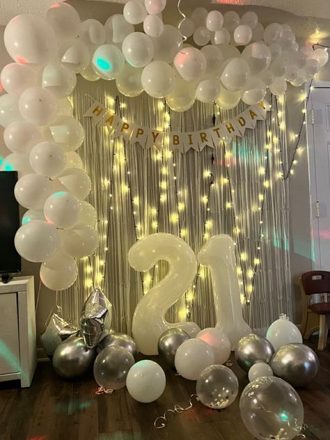 21st Birthday Home Decorations, Silver And White 21st Birthday, Birthday Decoration Ideas 21, White And Silver 21st Party, Birthday Decorations White And Silver, 21st White Party, Black White And Silver 21st Birthday, White Balloon Decorations Birthday, Grey And White Birthday Party Decor