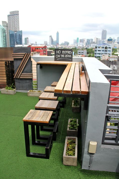 Roofdeck bar at the Z.  Where to Stay in Manila:  Z Hostel, Poblacion, Makati, Philippines Klein Balkon Decor, Roof Garden Design, Balcony Bar, Bar Outdoor, Rooftop Terrace Design, Rooftop Design, Rooftop Patio, Small Balcony Decor, Terrace Design