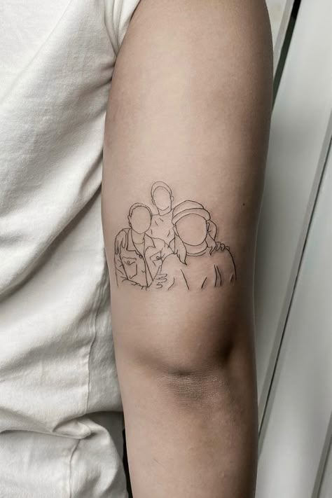 Fineline family outline tattoo on tricep. Swipe for details. Click for more from @ken.tatts. #FamilyTattoo #FineLineTattoo Tattoo Family Portrait, Family Portrait Outline Tattoo, Portrait Line Tattoo, Fine Line Tricep Tattoo, Family Picture Tattoo, Fine Line Portrait Tattoo, Family Minimalist Tattoo, Fine Line Family Tattoo, Line Tattoo Family