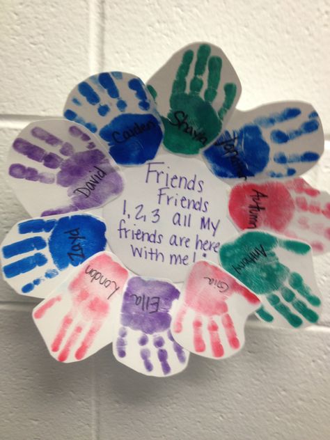 Friendship wreath Projects To Do With Friends, Preschool Friendship, Friendship Crafts, Friendship Theme, Friendship Activities, Friendship Art, All About Me Preschool, Friend Crafts, Cool Art Projects