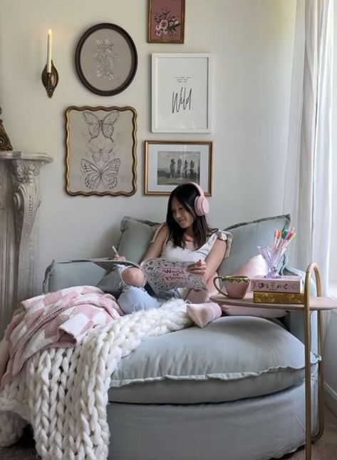 Cozy Reading Chair, Cozy Reading Corner, Cozy Reading Corners, Bedroom Corner, Amazing Video, Perfect Chair, Cozy Room Decor, Reading Corner, Cozy Reading Nook