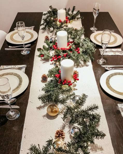 Christmas Party Table, Having Friends, Holiday Tablescape, Black Wallpapers, Christmas Dinner Table, Christmas Dinner Party, Christmas Shoot, Holiday Table Settings, Party Tables