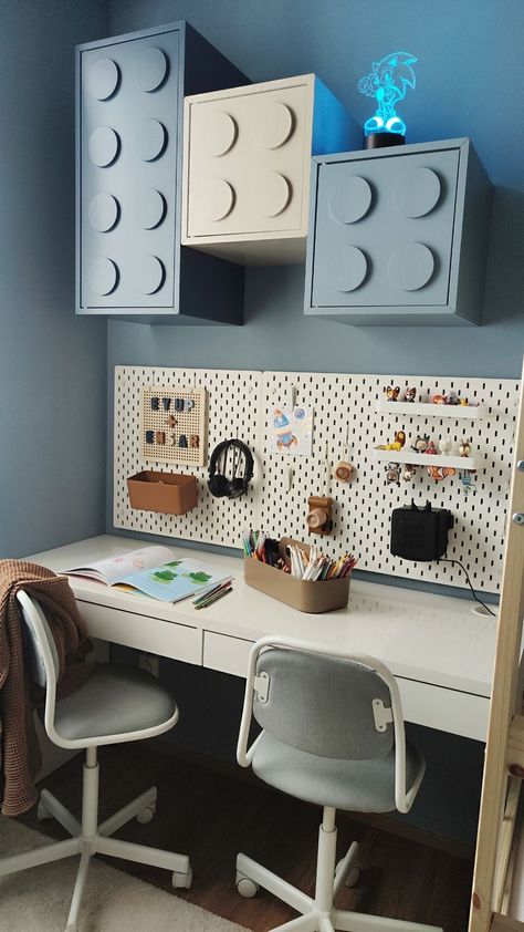 Ikea Boys Desk, Boys Lego Desk, Ikea Desk Hack Bedroom, Ikea Lego Room, Ikea Lego Desk, Lego Office Ideas, Boy Desk Ideas, Ikea Bedroom Desk, Lego Office Decor