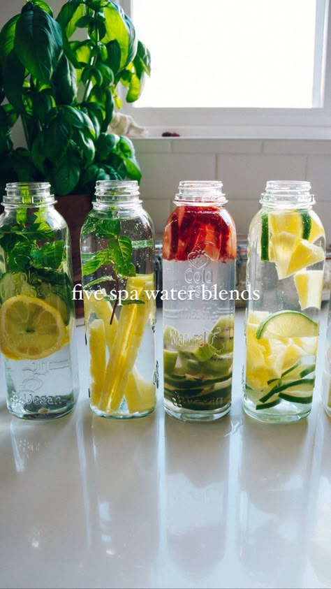 Cucumber Lime Water, Water With Fruit, Hot Water With Lemon, Lime Infused Water, Healthy Water Recipes, Water With Lemon, Spa Food, Fruit Infused Water Recipes, Lime Water