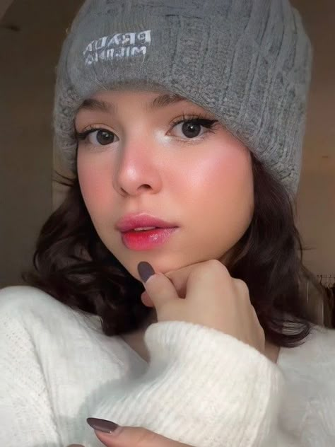 Cold Make Up Look Tiktok, Cute White Makeup Looks, I'm Cold Makeup Tutorial, Cold Girl Make-up, I’m Cold Makeup Winter, I’m Cold Makeup Look Aesthetic, Im Cold Makeup Look Aesthetic, Winter 2023 Makeup Trends, Cold Girl Makeup Aesthetic