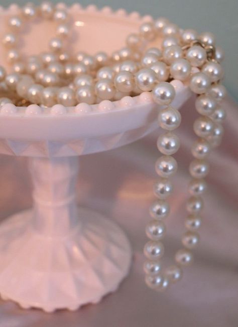 Perls Jewellery Aesthetic, Pearl Girl Aesthetic, Pink Pearl Aesthetic, Pearls Aesthetic, Pearl Aesthetic, Displaying Jewelry, Feminine Jewelry, Wear Pearls, Pink Milk