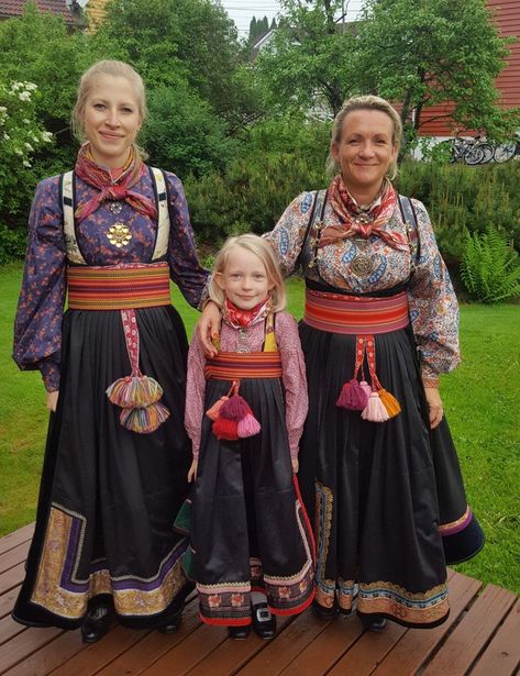 Nordic Outfit, Norwegian Dress, Norwegian Clothing, Scandinavian Dress, Dresses Medieval, Scandinavian Costume, Norwegian Bunad, Frozen Jr, Norwegian Art