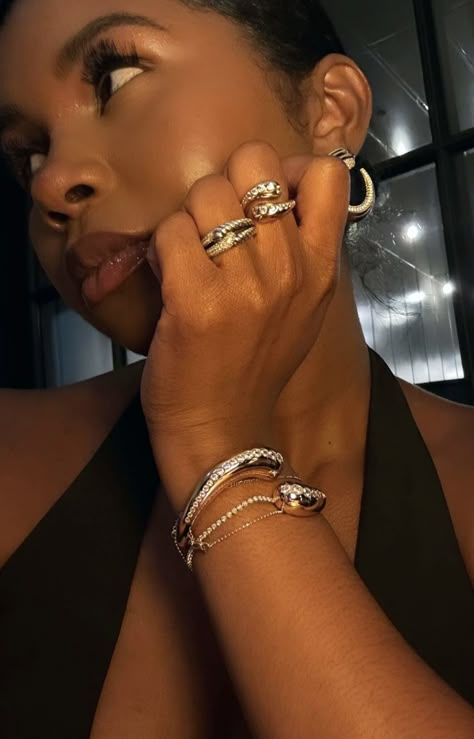 Everyday Dainty Jewelry, Jewelry Accessories Black Women, Black Woman Jewellery Aesthetic, Pearl Necklace Black Woman, Black Women Silver Jewelry, Silver Jewelry Dark Skin, Silver Jewelry Aesthetic Black Women, Silver Jewelry On Black Women, Silver Jewelry Black Women