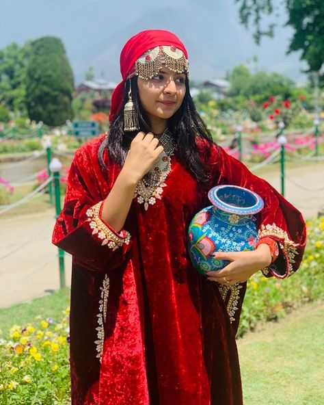 Kashmiri Outfits For Women, Kashmiri Culture, Mahima Makwana, Mughal Garden, Rajasthani Dress, Afghan Fashion, Afghan Clothes, Theme Dress, Afghan Dresses