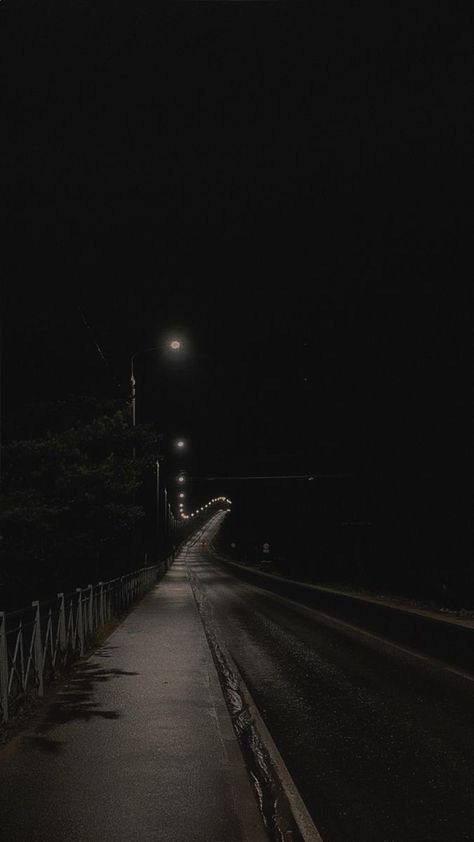 Street At Night, Poses Photography, Boy Photography Poses, Boy Photography, Photography And Videography, Instagram Aesthetic, Dark Aesthetic, At Night, Photography Poses