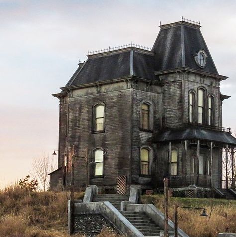 Would you risk ghosts, monsters, and burial grounds for these gorgeous horror-movie houses? Horror Interior, Oregon Town, Victorian Architecture Interior, Queen Anne Victorian House, Coastal Oregon, Gothic Mansion, Creepy Houses, Abandoned Mansion, Cartoon House