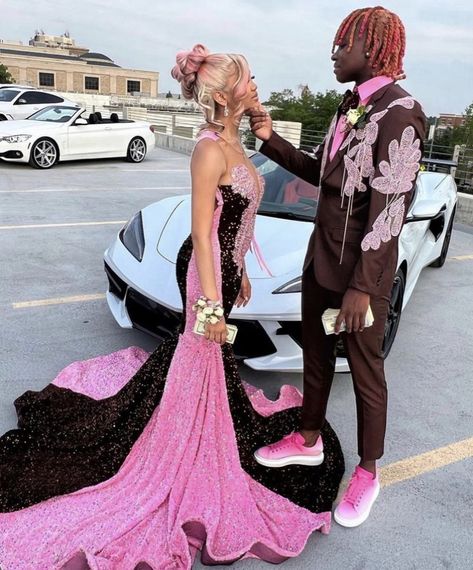 Pink And Brown Prom Couple, Pink And Brown Prom, Prom Fits Couples, Senior Prom Dress Ideas, Prom Dresses Matching, Pink Fitted Prom Dress, Prom Dresses Couples, Latina Prom, Pink Prom Dresses Black Women