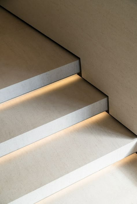 Stairs Lighting, Cantilever Stairs, Modern Stair Railing, Stairs Design Interior, Staircase Designs, Stair Lights, Tile Stairs, Stairway Design, Stairs Design Modern