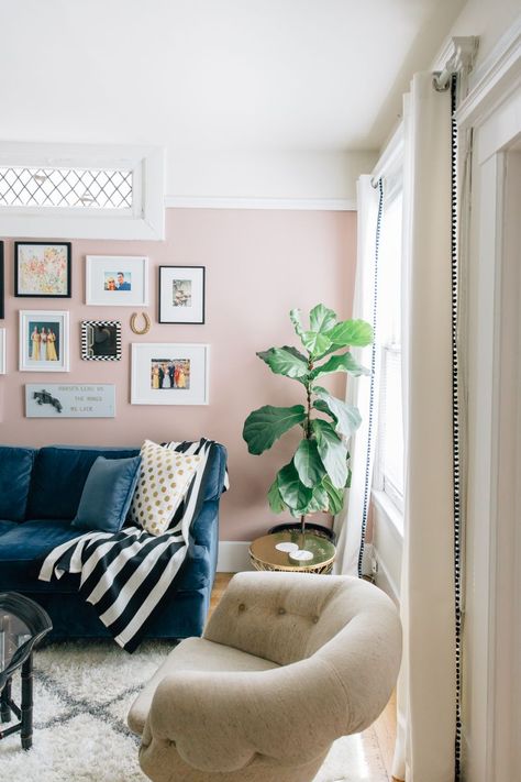 Pink Living Rooms, Pink Living Room Walls, Blush Pink Living Room, Pink Living Room Decor, Murs Roses, Blue Couch, Pink Living Room, Deco Retro, Room Color Schemes