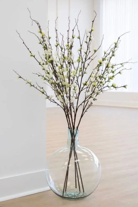 Big Glass Vase Decorating Ideas, Giant Vase Decor Ideas, Large Glass Vase Ideas, Floor Vase Filler Ideas, Large Vase Filler Ideas, Large Floor Vases Decor Ideas, Clear Vase Filler Ideas, Large Floor Vase Decor, Tall Floor Vase Decor