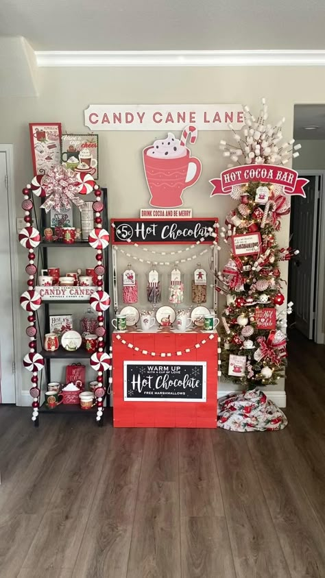 Christmas Hot Chocolate Bar, Coco Bar, Christmas Decor Ideas Aesthetic, Candy Cane Lane, Gingerbread Christmas Decor, Peppermint Christmas, Hot Chocolate Bar, Christmas Hot Chocolate, Christmas Decor Inspiration