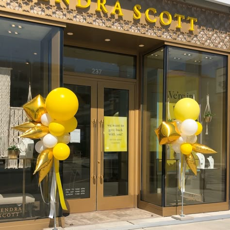 Balloon Decorations For Shop Opening, Salon Opening Decoration Ideas, Entry Balloon Decor, Grand Opening Balloons Decoration, Store Grand Opening Decor Ideas, Shop Opening Decoration Ideas Balloons, Store Opening Decoration Ideas, Opening Ideas Events, Grand Opening Balloon Decor