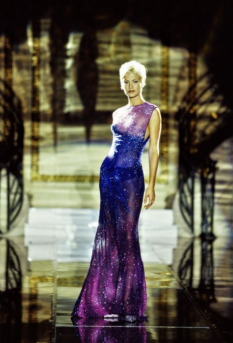 Atelier Versace Spring 1996 Couture https://www.vogue.com/fashion-shows/spring-1996-couture/atelier-versace/slideshow/collection#44 Versace Spring, 90s Runway Fashion, Runway Fashion Couture, Runway Outfits, Versace Fashion, Versace Dress, Versace Couture, Atelier Versace, Fashion Couture